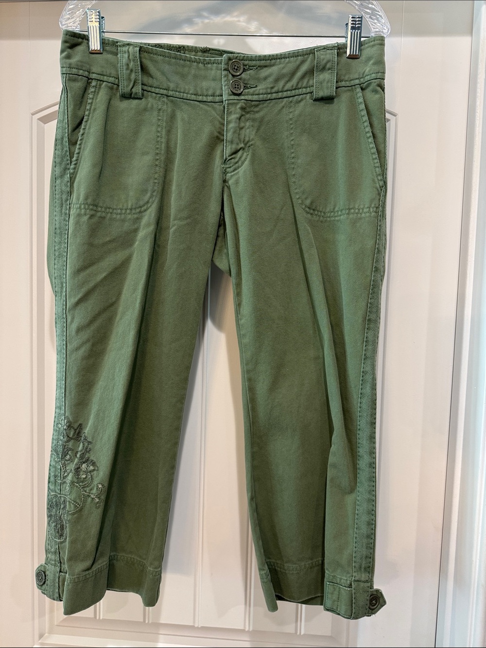 Like New Abercrombie & Fitch olive green capris with embroidery on leg, size 6